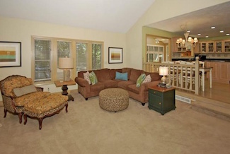 arbor-cliff-living-room-looking-towards-kitchen-before